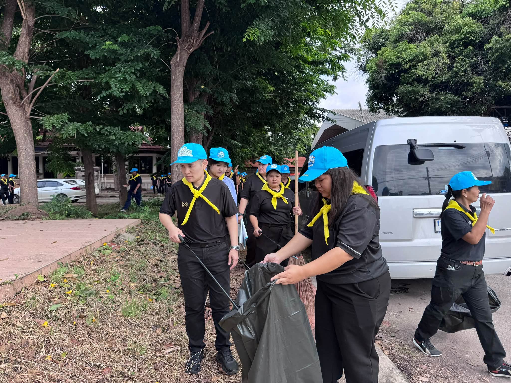 title - ส.ป.ก.อ่างทอง เข้าร่วมกิจกรรมจิตอาสาพัฒนาถนนเทศบาล 14 ทำความสะอาด ปรับภูมิทัศน์